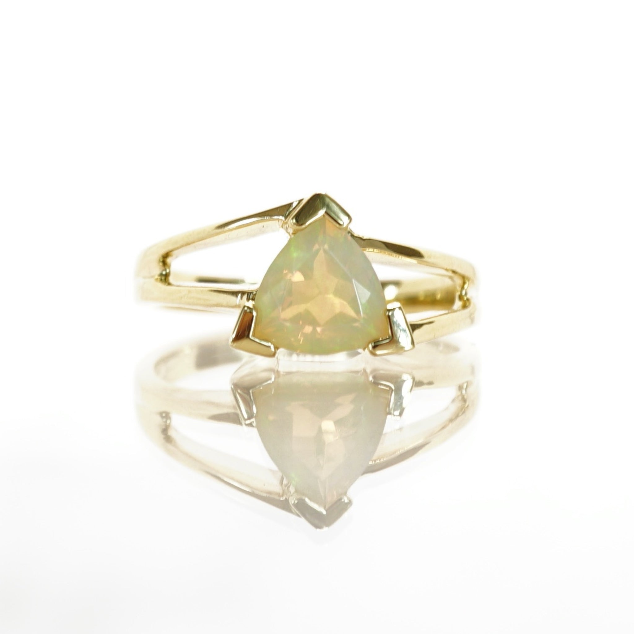 18ky gold opal ring front