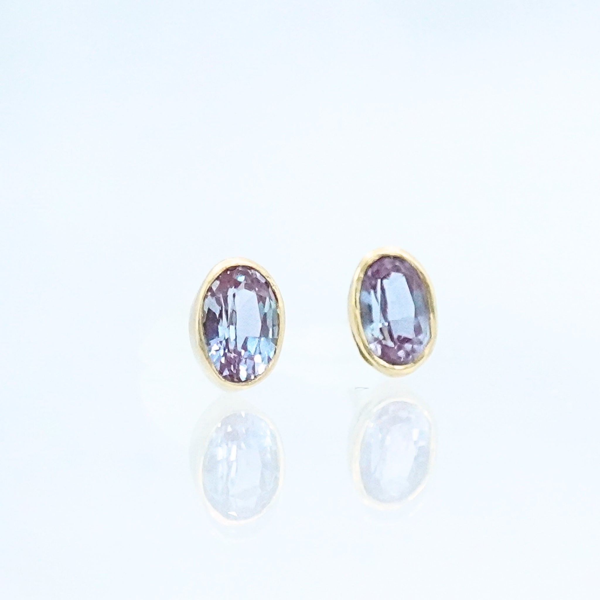 18ky gold alexandrite studs side