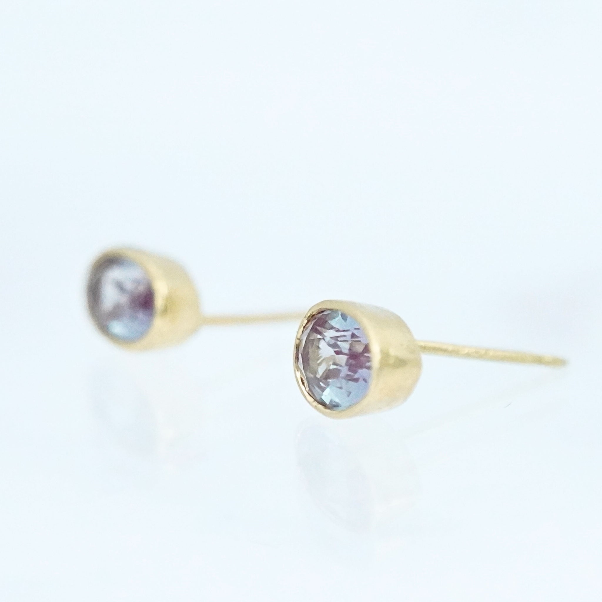 18ky gold alexandrite stud earrings side view