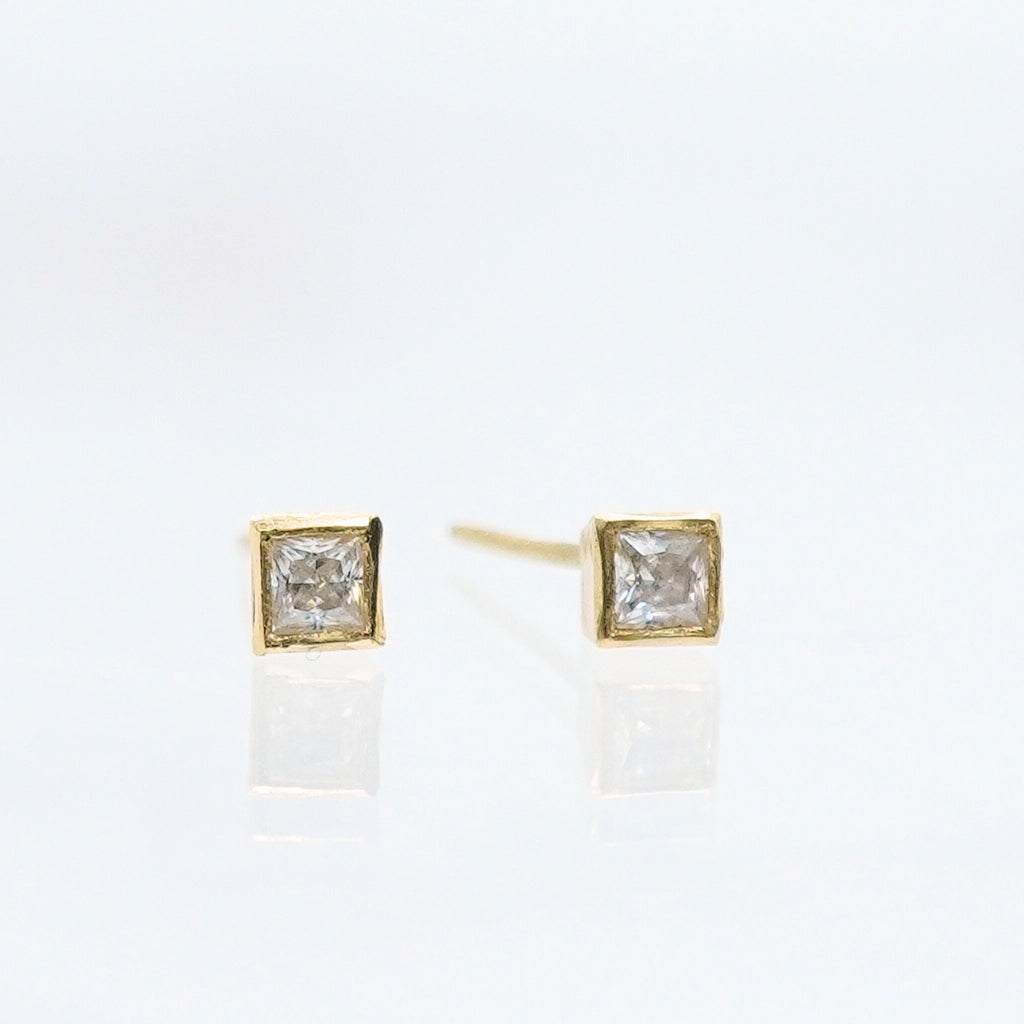 18 KY Square Studs