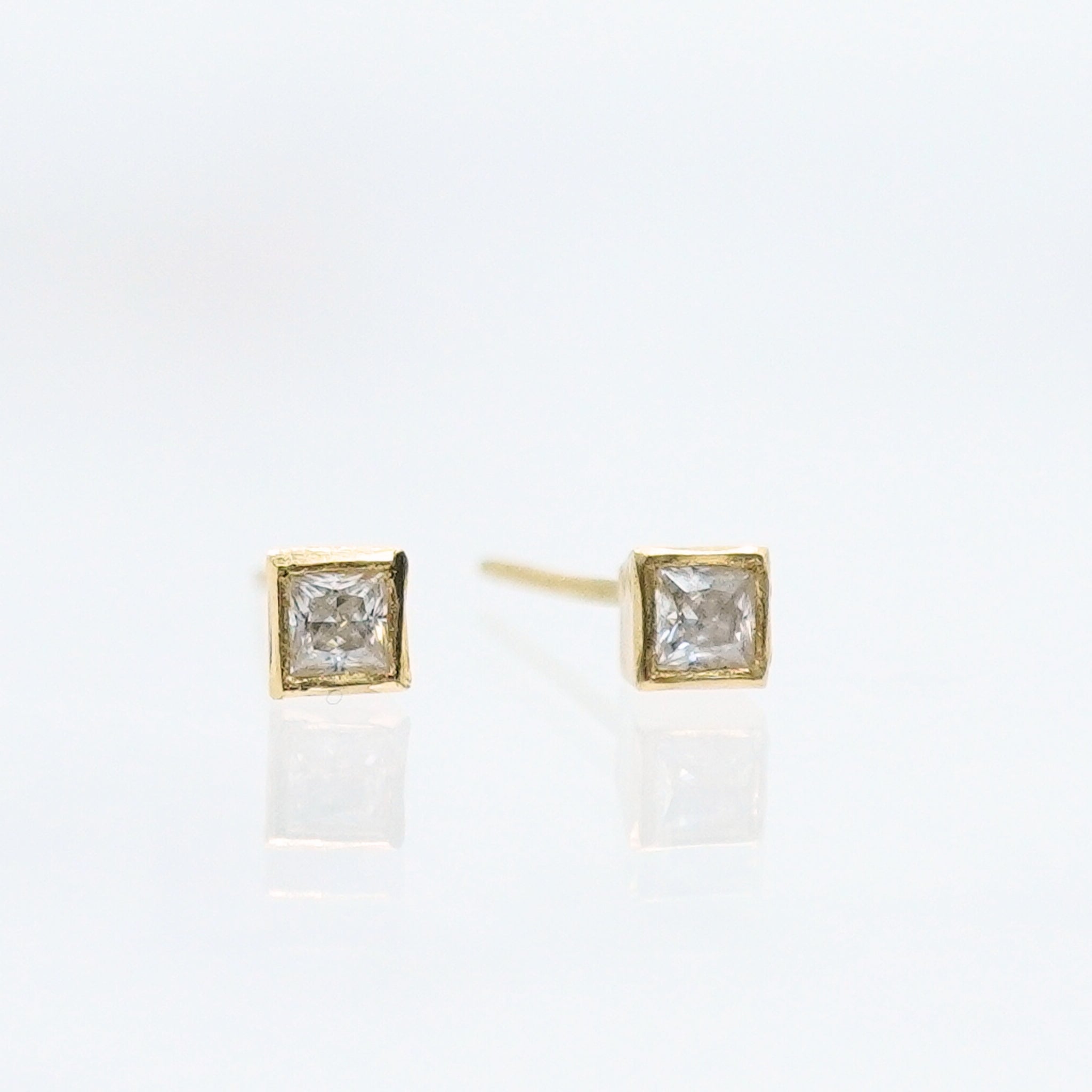 18 KY Square Studs