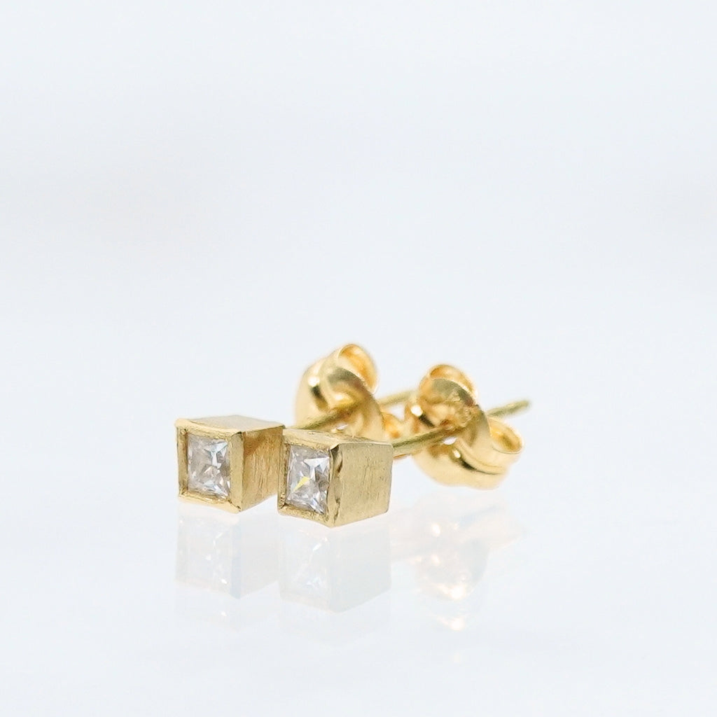 18 KY Square Studs